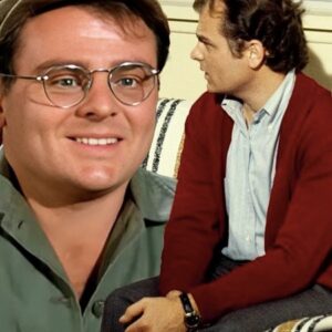 Gary Burghoff AKA Radar from ‘M*A*S*H’ Always Kept His Left Hand Out of View – Five Times We Could See It